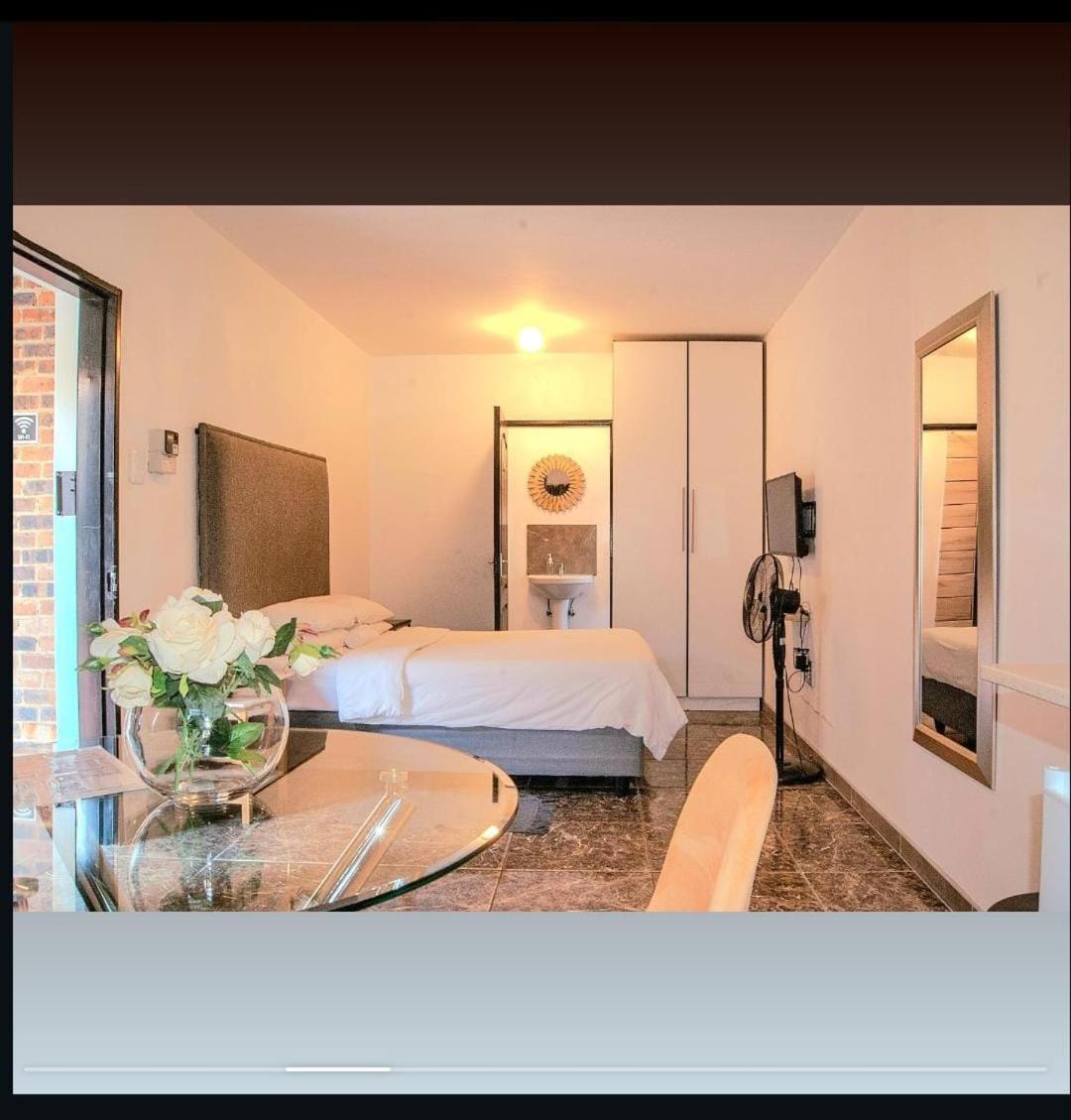 Cosmo Sleepover Roodepoort Exterior photo